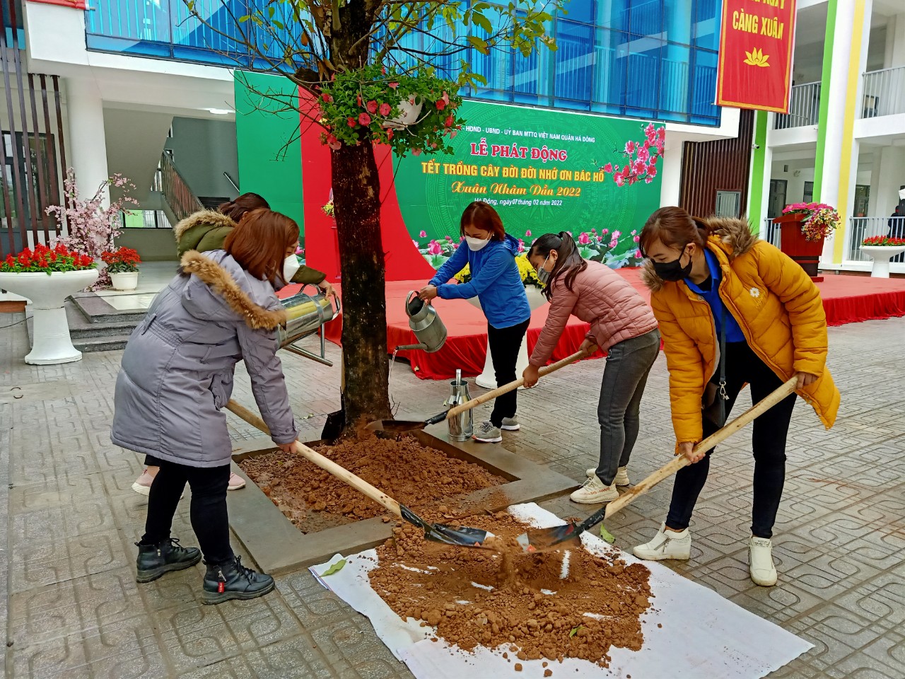 Chi đoàn trường MN Bình Minh hưởng ứng tham gia Tết trồng cây nhớ ơn Bác 