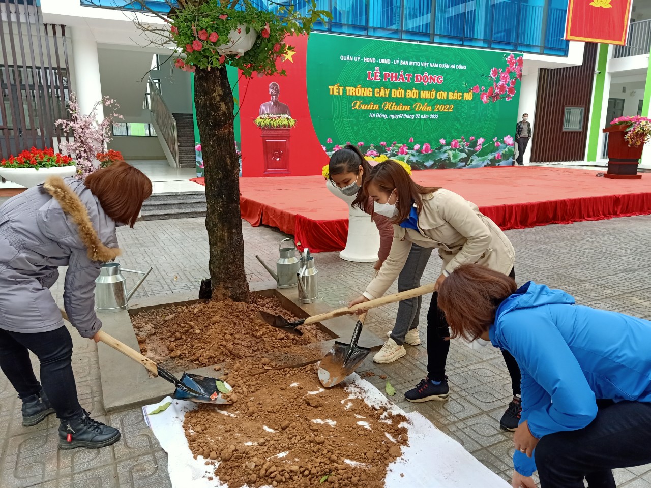 Các đoàn viên thanh niên tham gia trồng cây tại chương trình