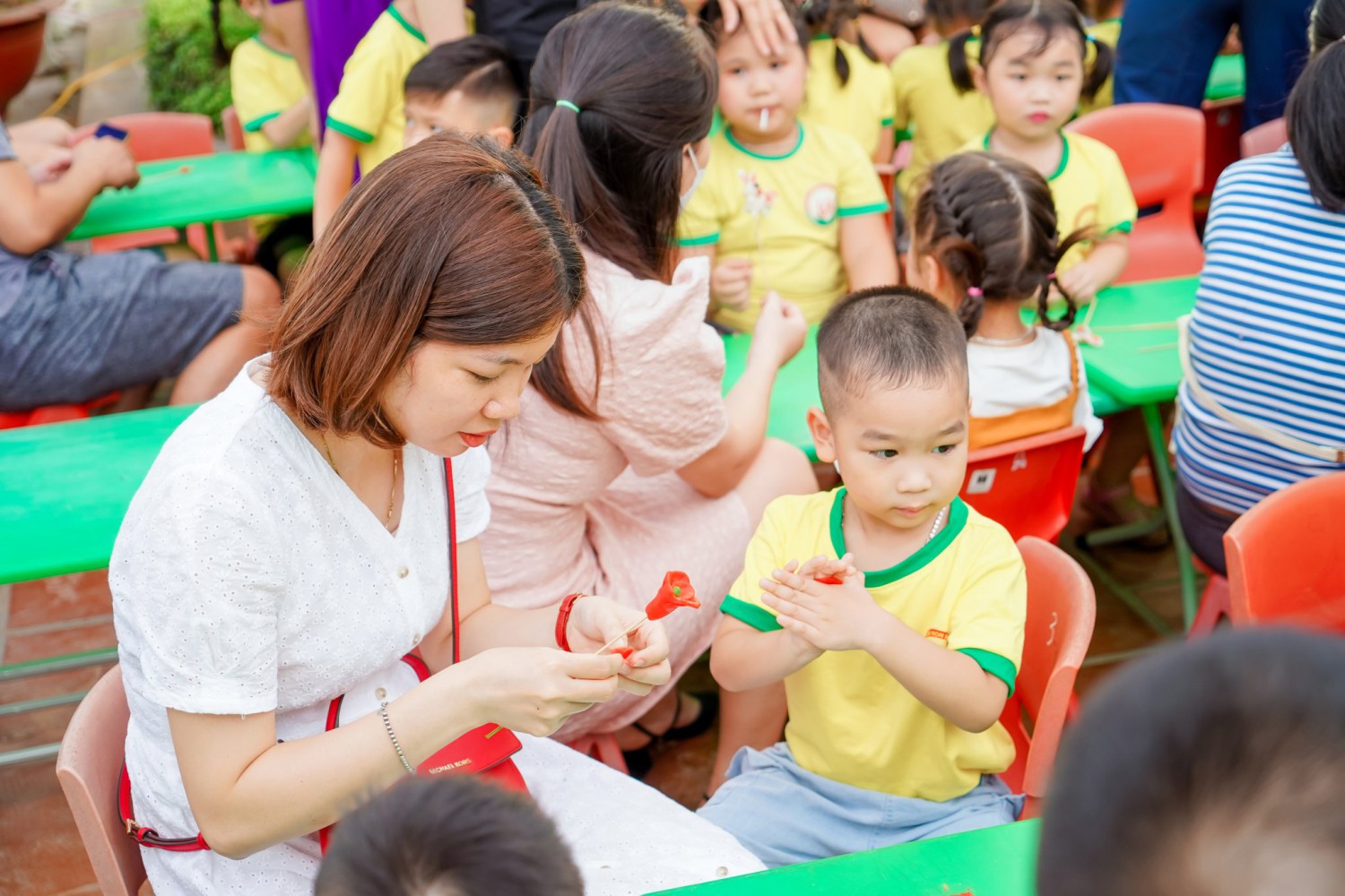 Mẹ và bé cùng nặn tò he 2